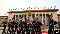 Anggota militer China berbaris pada saat acara penyambutan yang dihadiri Presiden Donald Trump dan Presiden China Xi Jinping di Aula Besar Rakyat, Beijing, China, 9 November 2017.