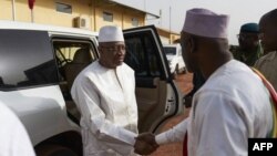 Le Premier ministre malien Soumeylou Boubeye Maiga serre la main du maire de Mopti lors de sa visite dans la région centrale du Mali, le 14 octobre 2018.