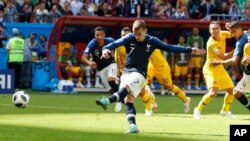 Antoine Griezmann marque sur penalty lors du match entre la France et l'Australie au stade de Kazan, en Russie, le 16 juin 2018.