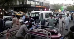 Watu waliojeruhiwa wakipelekwa hospitali baada ya shambulizi uwanja wa ndege wa Kabul, Kabul, Afghanistan Agosti. 26, 2021.