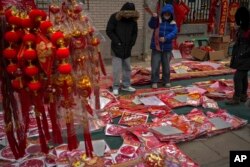 北京居民在人行道的地摊上购买春节年货。（2025年1月26日）