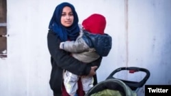 Hoda Muthana, remaja putri asal Alabama, AS yang menikah dengan militan ISIS bersama bayinya (foto: dok). 
