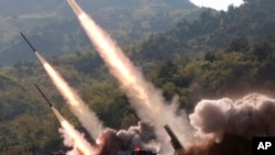 Foto yang dirilis pemerintah Korea Utara pada 9 Mei 2019 menunjukkan uji coba sistem persenjataan militer (Foto: Korea Central News Agency). Korea Selatan mengatakan Korut meluncurkan beberapa proyektil dari pantai timurnya Rabu (31/7/2019) pagi. 
