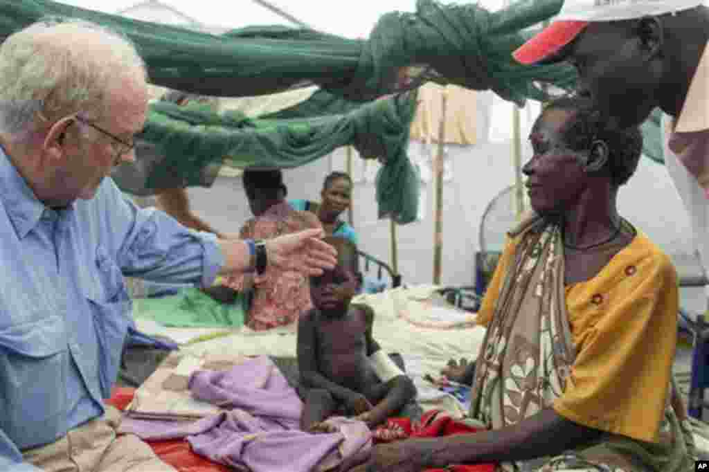 Sur cette photo du vendredi 25 Juillet 2014, Ertharin Cousin, Directeur exécutif du programme des Nations Unies pour l'Alimentation Mondiale rencontre des patients à la clinique du programme nutritionnel à Malakal, au Sud-Soudan.