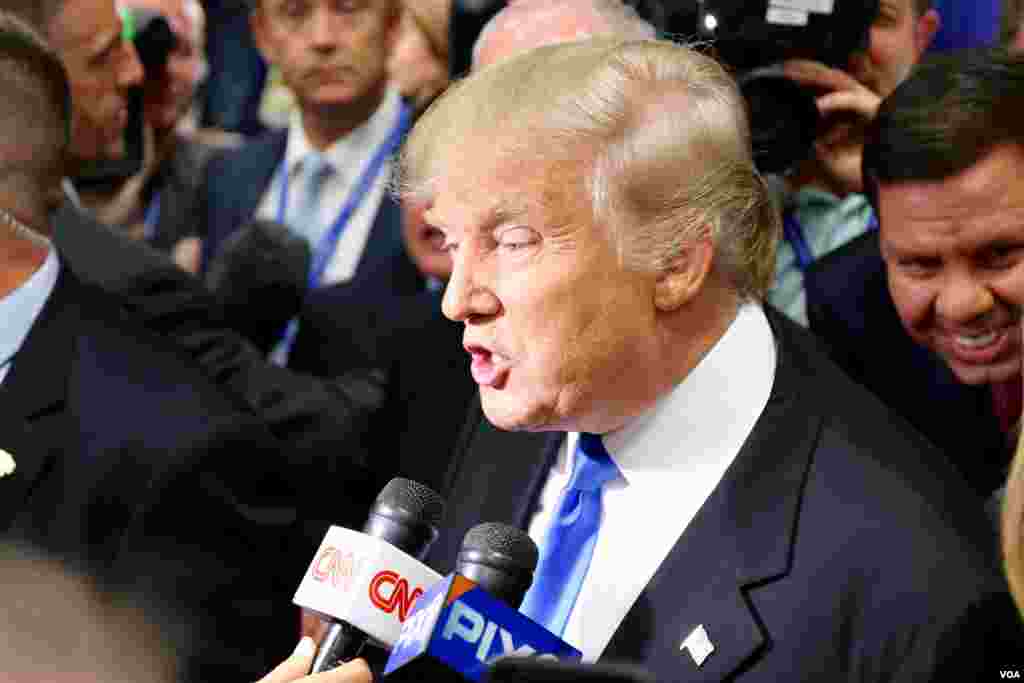 បេក្ខជនប្រធានាធិបតីលោក Donald Trump និយាយទៅកាន់បណ្តាញផ្សព្វផ្សាយ បន្ទាប់ពីការតស៊ូមតិ។ 