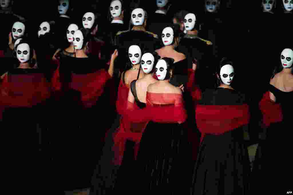 Actors and singers perform during the opera "La Traviata" by Giuseppe Verdi, directed by Louis Desire and conducted by Daniele Rustioni, July 31, 2016 in Orange, southern France, during the Choregies d'Orange festival, dedicated to opera, lyrical art and symphonic concert.
