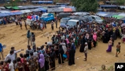Para pengungsi Rohingya antri untuk menerima bantuan makanan di kamp pengungsi Kutupalong, Bangladesh (30/9). 