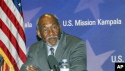 US Assistant Secretary of African Affairs Johnnie Carson, address journalists in Kampala, Uganda, July 27, 2010 (file photo)