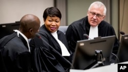 La procureure de la Cour pénale internationale Fatou Bensouda (au centre) lors d'une audience à La Haye. (Koen Van Well/Pool photo via AP)
