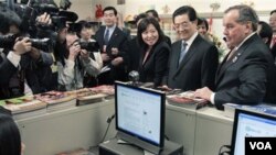 Presiden Hu Jintao, didampingi walikota Chicago Richard Daley (kanan) mengunjungi sebuah sekolah di Chicago, Jumat 21 Januari 2011.