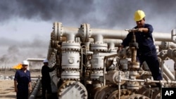 Seorang karyawan Irak terlihat tengah bekerja di pengilangan minyak Rumaila, dekat kota Basra, 550 kilometers selatan Baghdad, Irak, 13 Desember 2009 (Foto: dok). Irak telah menandatangani kontrak senilai 6 miliar dolar dengan perusahaan Swiss Satarem untuk membangun dan mengoperasikan kilang minyak di Irak bagian Selatan, Kamis (10/10).
