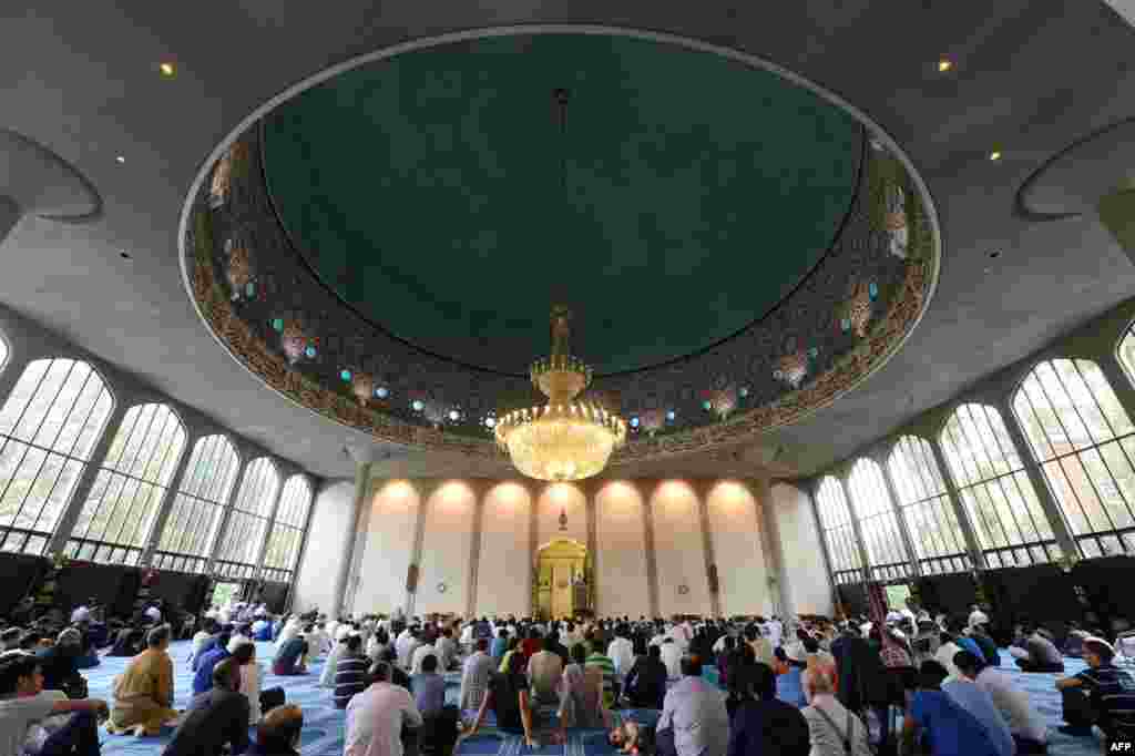 Sholat Idul Fitri di masjid Regent's Park di London, Minggu (19/8).