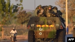 Des soldats français patrouillent dans Bamako, 15 janvier 2013.
