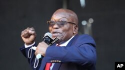 L'ancien président sud-africain Jacob Zuma s'adresse à des partisans devant la Haute Cour de Pietermaritzburg, en Afrique du Sud, le 26 mai 2021, où il fait face à des accusations de corruption.