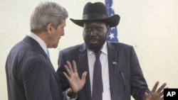 Presiden Sudan Selatan, Salva Kiir (kanan) berbincang dengan Menlu AS John Kerry di kantor kepresidenan Juba, Sudan Selatan (2/5/2014). 