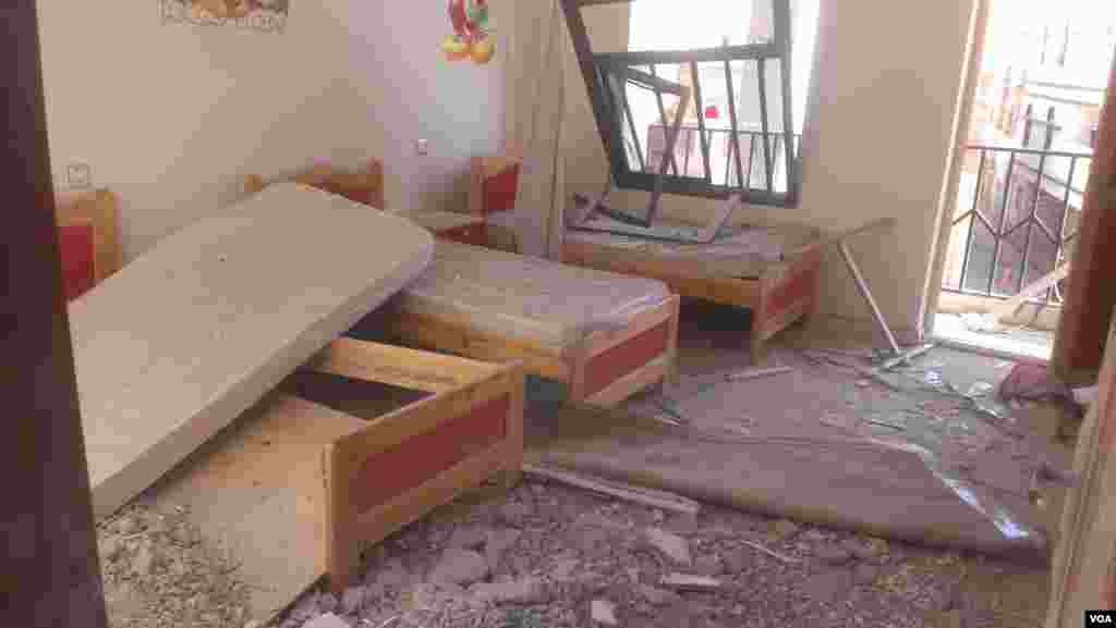 Five people were injured in the airstrike in January 2016 at the center in Sana'a, Yemen, and Human Rights Watch says the bomb didn’t explode, preventing a greater tragedy. (A. Mojalli/VOA)