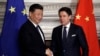 Le président chinois Xi Jinping, à gauche, et le Premier ministre italien Giuseppe Conte se serrent la main à l'issue de la cérémonie de signature à la Villa Madama Rome, le 23 mars 2019. (Photo par AP / Andrew Medichini)