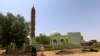 Warga berjalan melintas sebuah masjid di distrik Burri, Khartoum, Sudan, 10 Juli 2019. (Foto: Reuters)