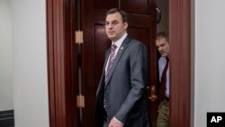Anggota Kongres dari Partai Republik, Justin Amash, keluar dari Capitol Hill di Washington, 28 Maret 2017.
