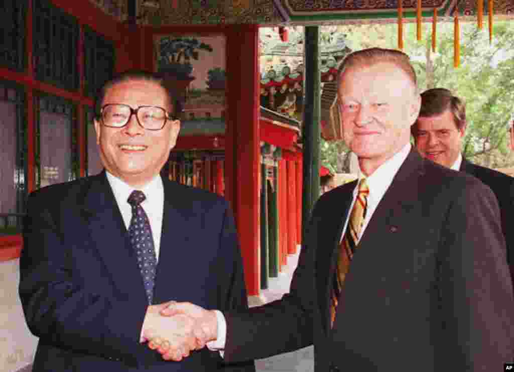 1997年6月5日，中国主席江泽民在北京中南海和美国前国家安全顾问布热津斯基握手