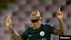 Raheem Sterling de Manchester City célèbre après le 4e but de son équipe dans un match de la Ligue des Champions contre Naples au stade San Paolo, Naples, Italie, 1er novembre 2017.