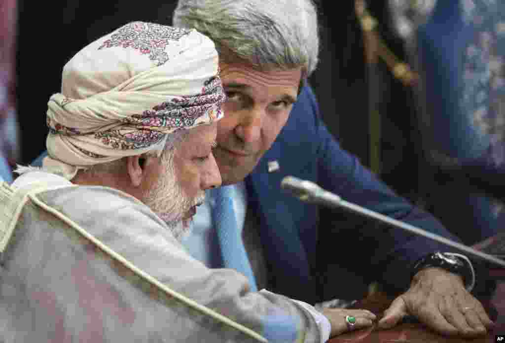 Menteri Luar Negeri Oman Yusuf bin Alawi bin Abdullah dan Menteri Luar Negeri AS John Kerry sebelum rapat para pemimpin wilayah Teluk Arab di Jeddah, Arab Saudi (11/9). (AP/Brendan Smialowski)