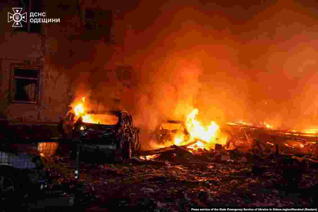 Pemandangan menunjukkan kobaran api di lokasi serangan pesawat tak berawak Rusia di Odessa, Ukraina. (Reuters) 