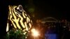 Lentera raksasa berbentuk kodok Corroboree yang terancam punah di depan Jembatan Pelabuhan Sydney dalam sebuah acara yang digelar Kebun Binatang Taronga, Sydney, Australia, 24 Mei 2016.