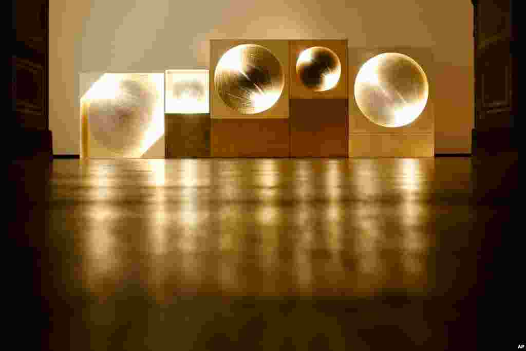 Karya seni 'Cosmic Visions / Light Disks' oleh seniman Jerman Guenther Uecker ditampilkan pada eksibisi ZERO di Berlin. Eksibisi ini merupakan retrospeksi gerakan ZERO, dimaksudkan untuk membawa optimisme dan awal baru setelah kekalahan Jerman di Perang Dunia II.