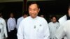 ပါတီ ကိုယ်စားလှယ်လောင်း သတင်းစာရှင်းလင်းပွဲ တက်ရောက် လာတဲ့ သူရဦးရွှေမန်း။
(သြဂုတ် ၁၂၊ ၂၀၁၅)