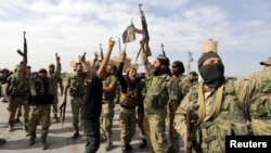 Des combattants rebelles syriens soutenus par la Turquie dans la ville frontalière de Tel Abyad, en Syrie, le 14 octobre 2019.