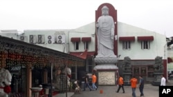 Penyelidik polisi di Vihara Ekayana, Jakarta Barat, Senin (5/8), tempat bom meledak sehari sebelumnya. 