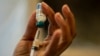 Medicinska sestra priprema vakcinu protiv morbila. (Foto: Johannes EISELE/AFP)