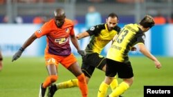 Mickael Pote d’ Apoel Nicosie passe entre Raphael Guerreiro et son co-équipier de Borussia Dortmund lors d’un match de la Ligue des champions au Signal Iduna Park, Dortmund, Allemagne, 1er novembre 2017.