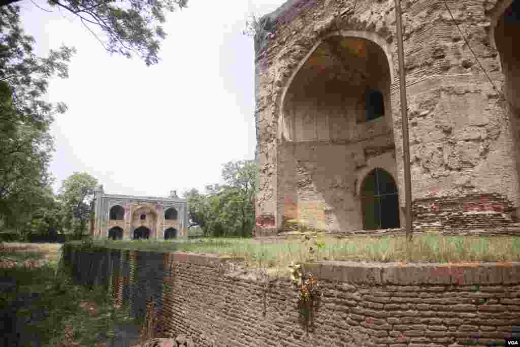 مقبرے کے باغ کے احاطے میں بڑھی ہوئی گھاس اور سناٹا یہاں آنے والوں کو جلد ہی رخصت ہونے کا خیال دلاتا ہے۔