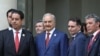Le maréchal Khalifa Haftar, chef d'état-major libyen de l'armée nationale libyenne de l'est libyen, 2e à gauche, se tient avec sa délégation sur les marches de l'Elysée à la suite de la conférence internationale sur la Libye à Paris le 29 mai 2018.