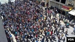 Ribuan demonstran anti-pemerintah berkumpul di kota Banias, Suriah.