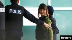 말레이시아에서 김정남 암살 혐의로 재판을 받고 있는 베트남인 도안 티 흐엉이 9일 법정에 출두하고 있다.