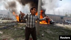 Un Afghan réagissant à l'horreur sur les lieux de l'attentat au camion piégé, Kaboul, Afghanistan, le 31 mai 2017. 