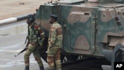 Sojoji da tankunan yaki sun rufe hanyar da ta tafi gidan shugaba Robert Mugabe