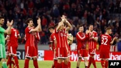 Les joueurs du Bayern Munich applaudissent leur supporters après leur match contre le FC Séville, Allemagne 11 avril 2018.