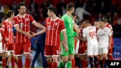 Mats Hummels du Bayern Munich serre la main de Lewandowski après le match contre le FC Seville, le 3 avril 2018