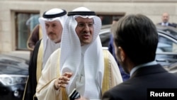 Menteri Energi Arab Saudi Pangeran Abdulaziz bin Salman Al-Saud tiba di tempat pertemuan anggota OPEC di Wina, Austria, pada 4 Juni 2023. (Foto: Reuters/Leonhard Foeger)