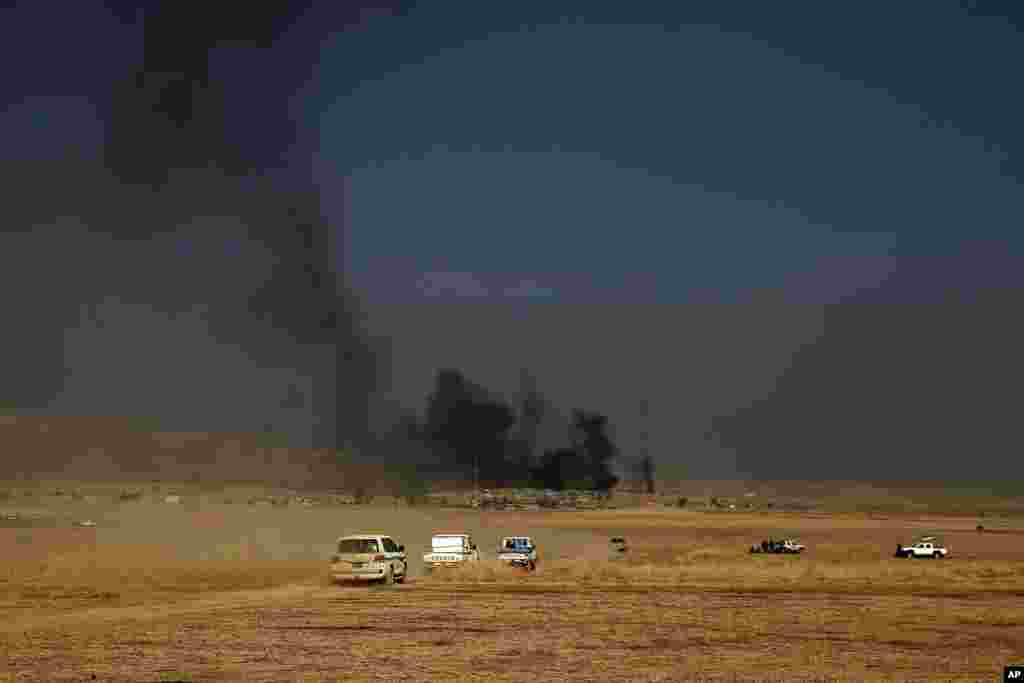 ក្បួនរថយន្តយុទ្ធជន Peshmerga បើកបរទៅកាន់ការប្រយុទ្ធគ្នាជួរមុខក្នុងក្រុង Khazer ចម្ងាយប្រហែល ៣០គីឡូម៉ែត្រភាគខាងកើតក្រុង Mosul។ យោធាអ៊ីរ៉ាក់ និងកងកម្លាំងឃឺដនិយាយថា ពួកគេបានចាប់ផ្តើមប្រតិបត្តិការប្រយុទ្ធទៅកាន់ភាគខាងត្បូង និងខាងកើតក្រុង Mosul កាន់កាប់ដោយក្រុមសកម្មប្រយុទ្ធនៅដើមព្រឹកថ្ងៃចន្ទ ទី១៧ ខែតុលា ឆ្នាំ២០១៦។
