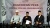Juru bicara Hizbut Tahrir Indonesia (HTI) Muhammad Ismail Yusanto (tengah) memberikan keterangan pers seputar rencana Pemerintah membubarkan HTI di kantor DPP HTI Jakarta, Selasa (9/5). (Foto: VOA/Andylala)