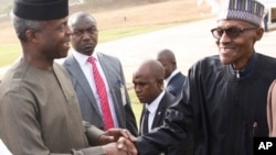 Le président du Nigéria Muhammadu Buhari (à droite) est accueilli par le vice-président du Nigeria Yemi Osinbajo après un séjour médical à Londres. Abuja, Nigéria, le 10 mars 2017.