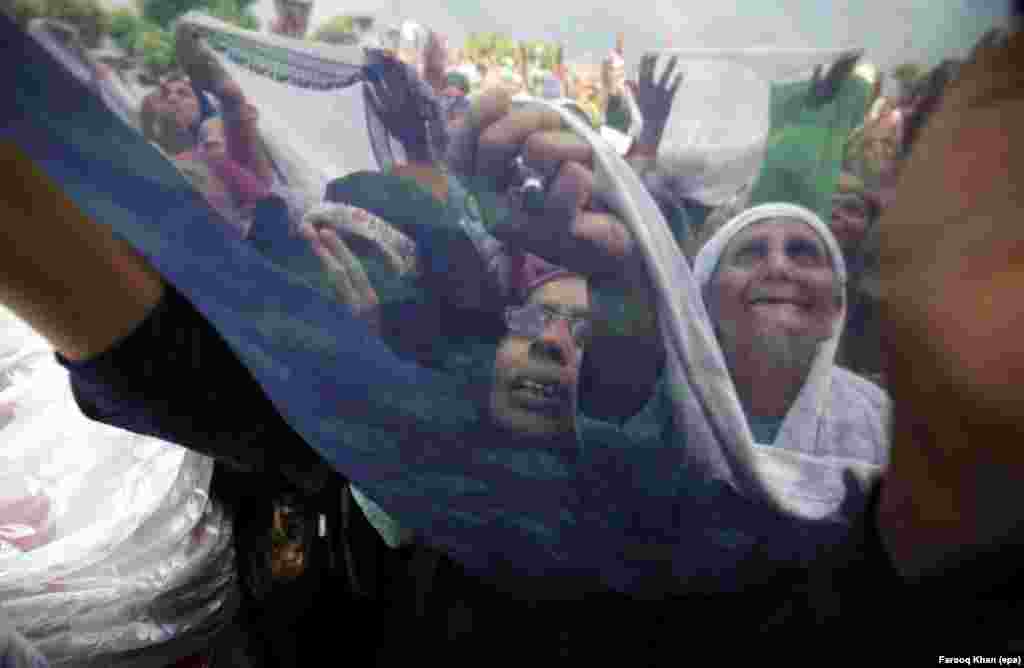 Kashmiri Muslim women offer prayers as the head priest displays a holy relic believed to be hair from the beard of the Prophet Mohammed, during special prayers to observe the Martyr Day of Hazrat Ali, cousin of Prophet Mohammed, on the 21st day of Ramadan, at the Hazratbal Shrine in Srinagar, the summer capital of Indian Kashmir.