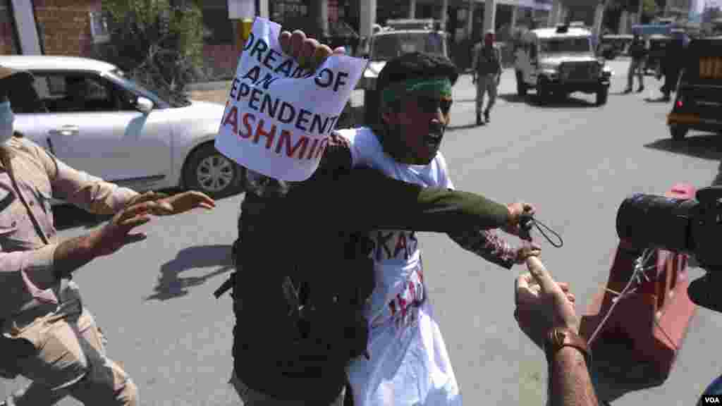 لال چوک سے جلوس نکالنے کے لیے آنے والوں نے پلے کارڈ بھی اٹھا رکھے تھے جن پر مذہبی اور ’کشمیر کی آزادی‘ کے نعرے بھی درج تھے۔ 