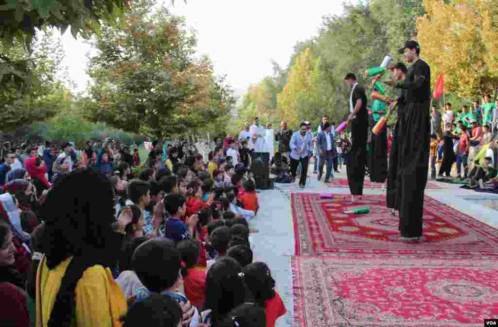 د افغانستان د سرکس د زده کړې او روزنې مرکز د کابل په بیلابیلو سیمو کې "د خوشحالی اته ورځې" تر نوم لاندې یو فیستوال جوړ کړی.