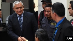 Guatemalan ex-President Otto Perez (L) arrives at a hearing at a court in Guatemala City, Sept. 4, 2015.